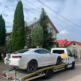 Завантаження пошкодженого автомобіля на евакуатор